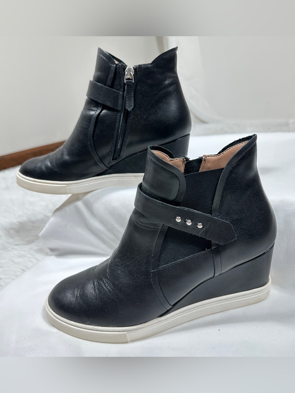 Linea Paolo Womens Sz 9,5 Black Leather Wedge Sneaker Boots Side Zip Comfort - Picture 3 of 16